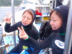 カメラからそらす目線のその先は？？？