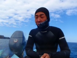 番外編 皆が交互に潜っている休憩中・・・さすがは、社長!!潜る合間でも社外との仕事のやり取りは忘れません!!