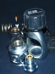 これは、レギュレーターのファーストステージを分解したもの。実はこんな風になっているのです。ピッカピカしますよ～