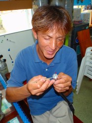 指先のマジシャン渡部氏。どんな器材もピッカピカにしてくれます♪