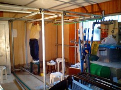 水野工務店? 足場を作っています。