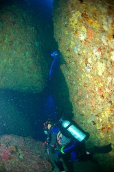 岩と岩とを抜けていく、ドキドキアドベンチャーダイビング♪