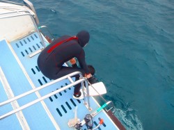 レスキューコース ボートでの引き上げシーンの一コマです。