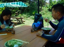 お昼ご飯は、アーサそば♪これが絶品！！お勧めです！！