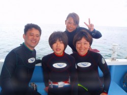 ボート上で！家族そろってパチリ。