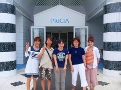 ホテル前にて記念撮影