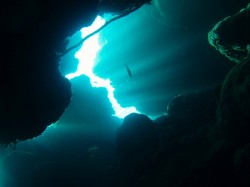 知志　洞窟に差し込む光のシャワー