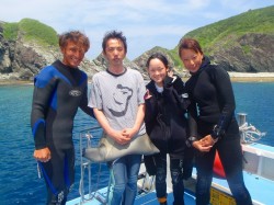 久場島をバックに