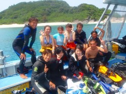 慶良間の海をバックに「ハイ。チーズ!」 慶良間の海をバックに「ハイ。チーズ!」