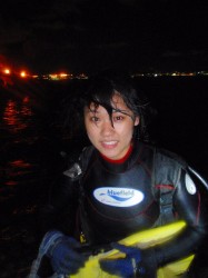 北谷の夜景をバックに