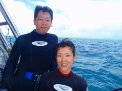 アドバンスド講習　無人島ナガンヌを背に