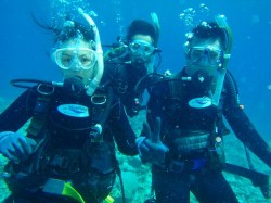 水中でピース。余裕の表情。 水中でピース。余裕の表情。