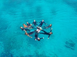 海の青さをバックにポーズ 090831-e6b0b4e99da2e382b5e383bce382afe383ab