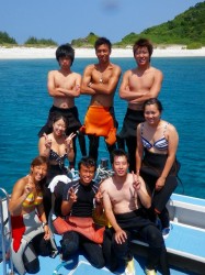 トウマ浜をバックに記念の1枚。 090831-e99b86e59088