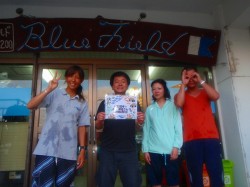 お店で集合写真　祝１００本！