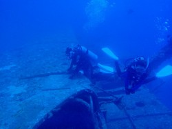 戦没者の名前が刻まれたメモリアルプレートを前に。