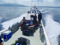 いざ出航！（沖縄本島　USSエモンズ）