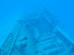 海底に横たわる沈船エモンズ