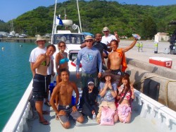 集合写真　（左後方が写真家のJim、真ん中がChuck船長）