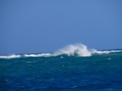 こうやってリーフが波を消してくれるんです。イナンって。 091008n