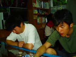 クイズの答え合わせを待っている二人・・・