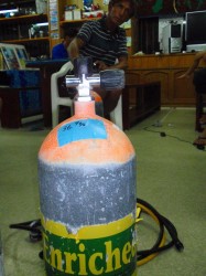 渋いですねー。渡部さんも最新情報に真剣だっ！