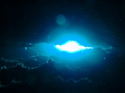 洞窟から差し込む光。。。ダイバーの醍醐味ですよね（チービシ　神山島）