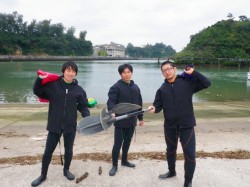 比謝川をバックに！