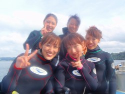 ダイビング前に、女の子だけでパチリ（沖縄本島　真栄田岬）