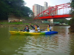 比謝大橋を背にして　沖縄八景　（沖縄マングローブカヤック）