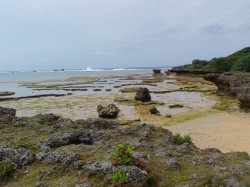 遺跡のような人口的なあとが・・・これは、石切り場といいます。切り取った石は沖縄の昔の建物に使われていました。