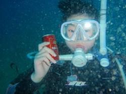 ストロボをたくと、「赤い缶」ですが・・・ (ディープダイビング講習) ストロボをたくと、「赤い缶」ですが・・・ (ディープダイビング講習)