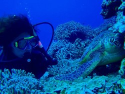 カメさんとツーショット　（慶良間諸島　儀志布島）