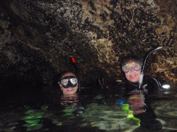 外は抜群の天気ですが、洞窟の中はこんな感じ。神秘的～