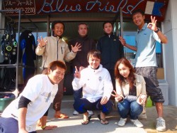 嘉手納店で集合写真