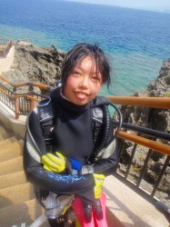 後ろの綺麗な海を見て下さい！（沖縄本島　真栄田岬）