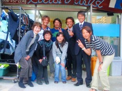 見慣れないスーツ姿が・・・