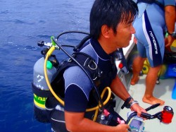 3mmタッパだけです。「水温27度以上あれば平気ですよ!」 3mmタッパだけです。「水温27度以上あれば平気ですよ!」