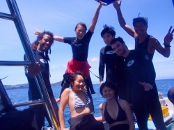 太陽の下　集合写真デース