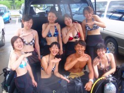 記念に集合写真です。エア切れのサインのつもりが・・・あい～ん