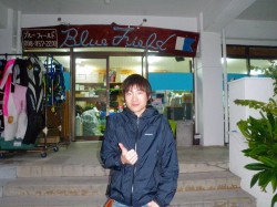 お店の前で一枚