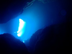 洞窟　光のシャワー　（沖縄　慶良間諸島）