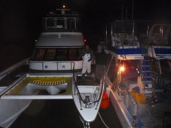 接岸の瞬間です。スタッフに緊張が走ります。