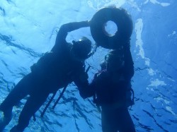 ピカピカの太陽がキレイです。 (沖縄 慶良間諸島) ピカピカの太陽がキレイです。 (沖縄 慶良間諸島)