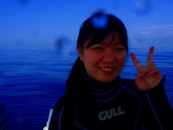 ベタ凪の海を背に。。。ピース！