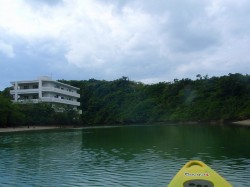 比謝川はお店のすぐ裏手。