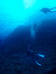 絶景。　水中から見る男岩も素敵