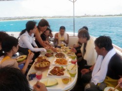 お昼ごはんは、みんなでテーブルを囲んで。