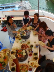 船上にて焼肉パーティ♪　（沖縄　ダイビング）