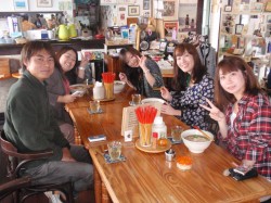 海が見えるそば屋＿お客さん写真